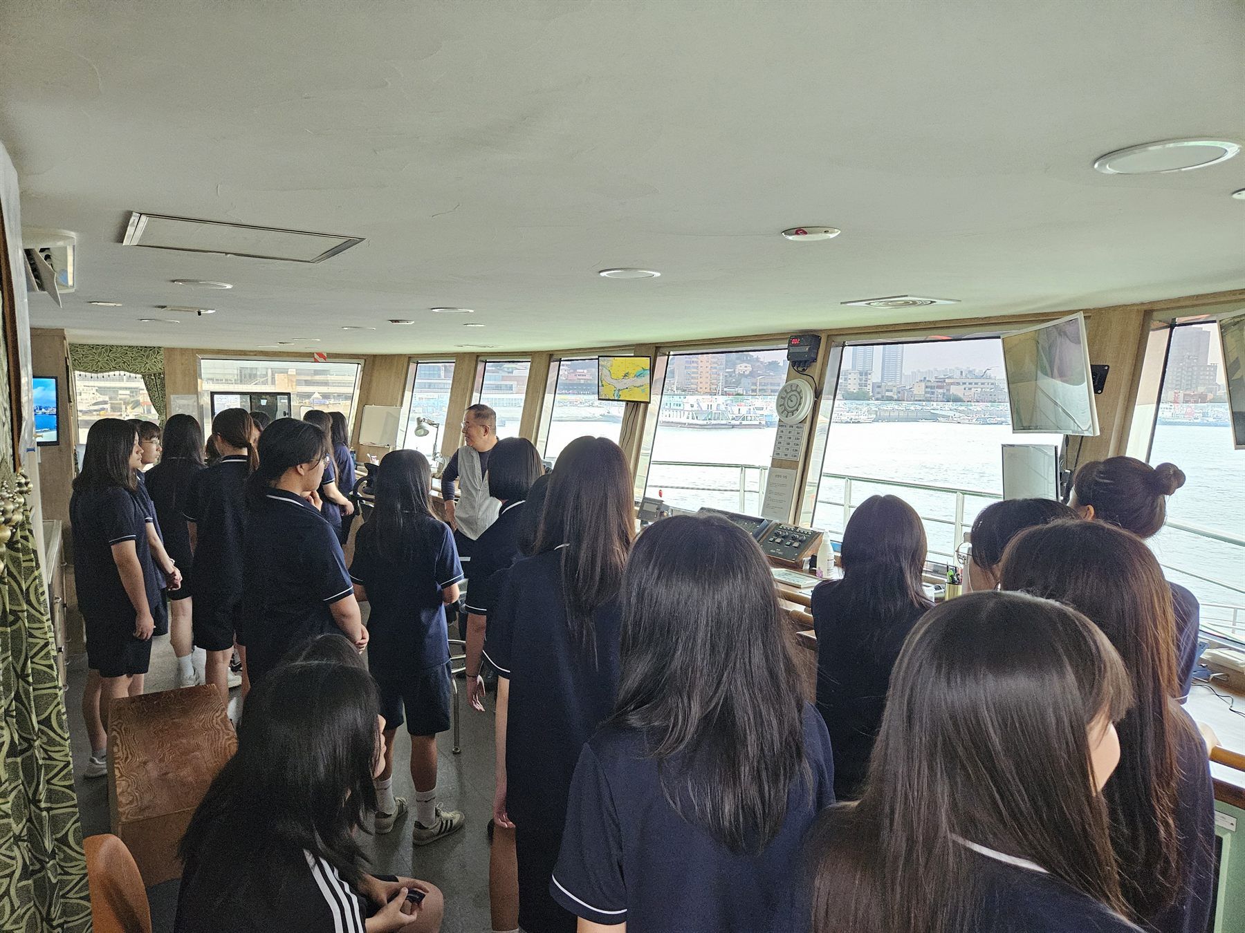 삼학도크루즈 조타실에서 진행된 청소년 해양안전교육